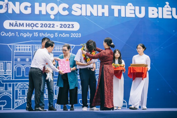 Tôn vinh phụ huynh trong lễ tổng kết năm học, tại sao không?