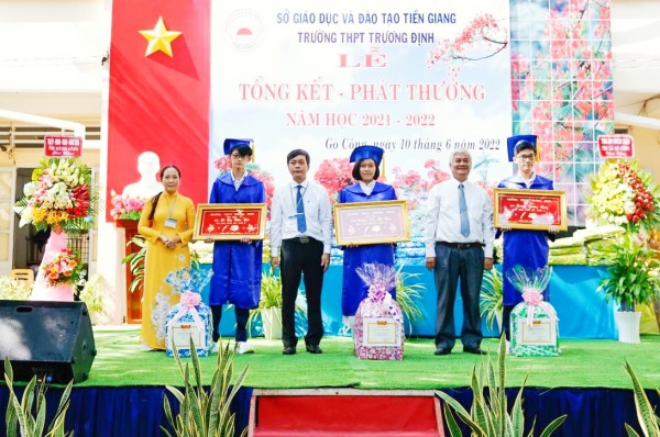 Tôn vinh phụ huynh trong lễ tổng kết năm học, tại sao không?