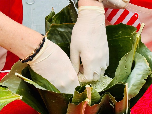 Tổng lãnh sự Mỹ học gói bánh chưng tại hội thi gói bánh cổ truyền