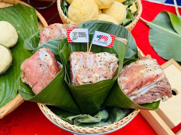 Tổng lãnh sự Mỹ học gói bánh chưng tại hội thi gói bánh cổ truyền