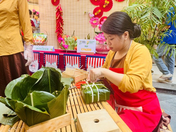 Tổng lãnh sự Mỹ học gói bánh chưng tại hội thi gói bánh cổ truyền