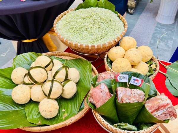 Tổng lãnh sự Mỹ học gói bánh chưng tại hội thi gói bánh cổ truyền