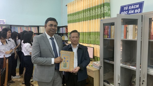 Tổng lãnh sự Ấn Độ tại TP.HCM tặng sách cho học sinh Phú Yên
