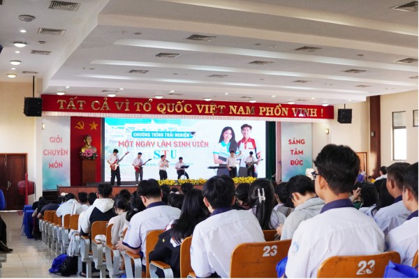 Trải nghiệm ‘Một ngày làm sinh viên STU’ tại trường Đại học Công nghệ Sài Gòn