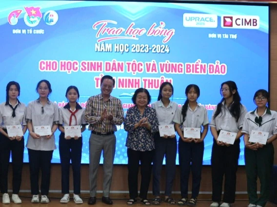 Trao 75 suất học bổng Vừ A Dính cho học sinh Ninh Thuận