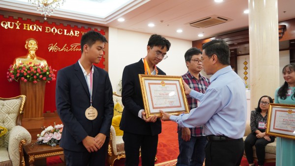 Trao bằng khen cho hai học sinh đoạt giải thưởng khoa học kỹ thuật quốc tế