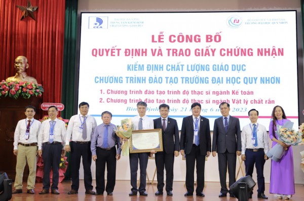 Trao giấy chứng nhận chương trình đào tạo trình độ thạc sĩ cho Trường ĐH Quy Nhơn Trao giấy chứng nhận chương trình đào tạo trình độ thạc sĩ cho Trường ĐH Quy Nhơn