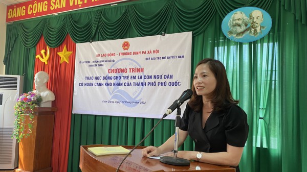 Trao học bổng cho trẻ em là con ngư dân có hoàn cảnh khó khăn Trao học bổng cho trẻ em là con ngư dân có hoàn cảnh khó khăn