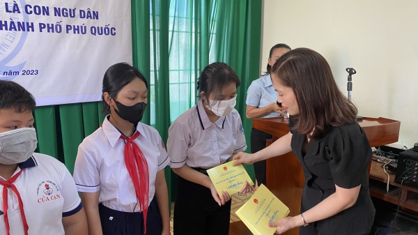 Trao học bổng cho trẻ em là con ngư dân có hoàn cảnh khó khăn Trao học bổng cho trẻ em là con ngư dân có hoàn cảnh khó khăn