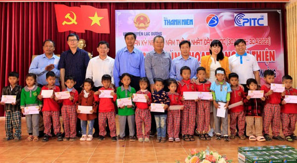 Trao tặng 600 bóng đèn led, 50 suất học bổng cho học sinh vùng khó khăn