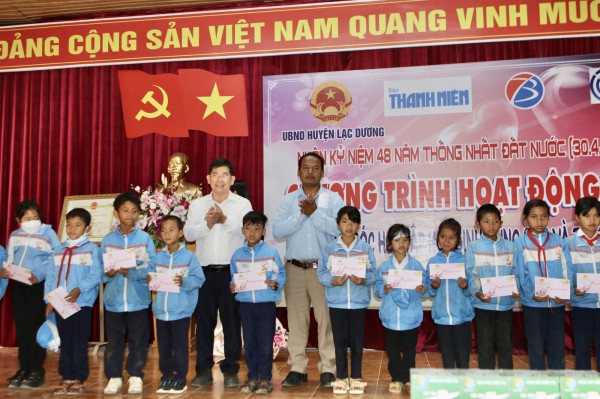 Trao tặng 600 bóng đèn led, 50 suất học bổng cho học sinh vùng khó khăn