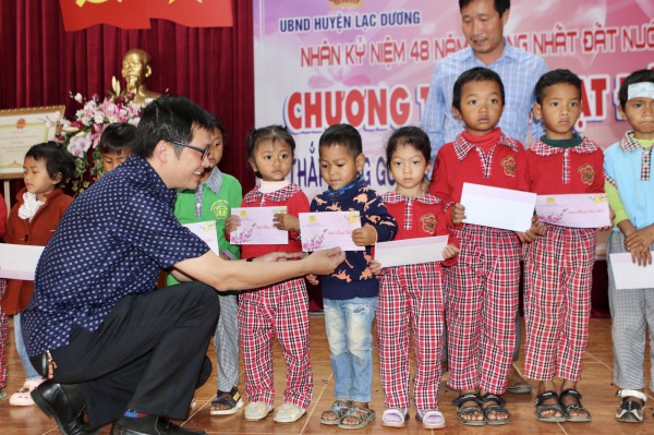 Trao tặng 600 bóng đèn led, 50 suất học bổng cho học sinh vùng khó khăn