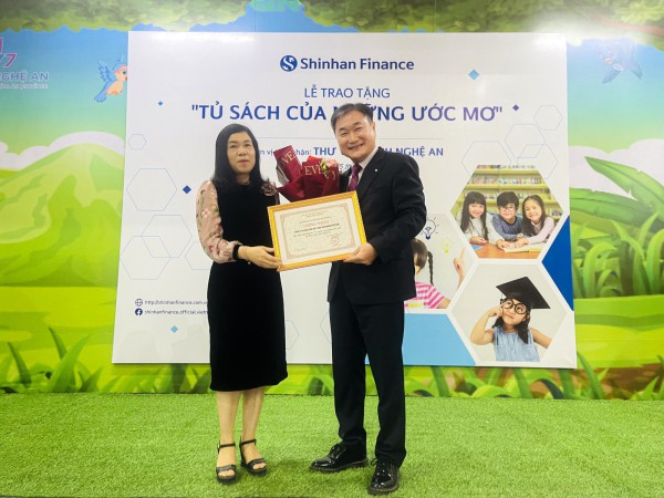 Trao tặng gần 2.700 cuốn sách trị giá 170 triệu đồng cho thư viện tỉnh Nghệ An Trao tặng gần 2.700 cuốn sách trị giá 170 triệu đồng cho thư viện tỉnh Nghệ An