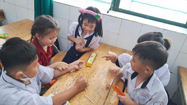 Trẻ lớp lá được làm học sinh lớp 1 trong hơn 2 giờ