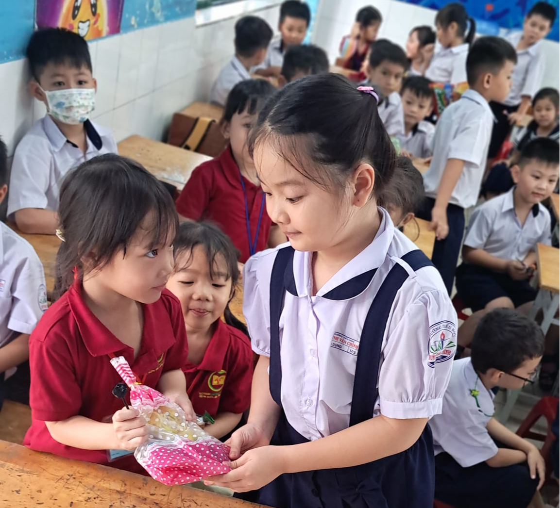 Trẻ lớp lá được làm học sinh lớp 1 trong hơn 2 giờ