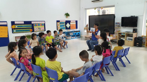 Trẻ mầm non học tiếng Anh: Đừng áp lực 