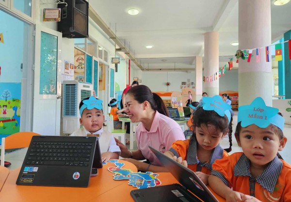 'Trẻ mẫu giáo làm quen tiếng Anh, nhưng phải giữ vững tiếng mẹ đẻ'