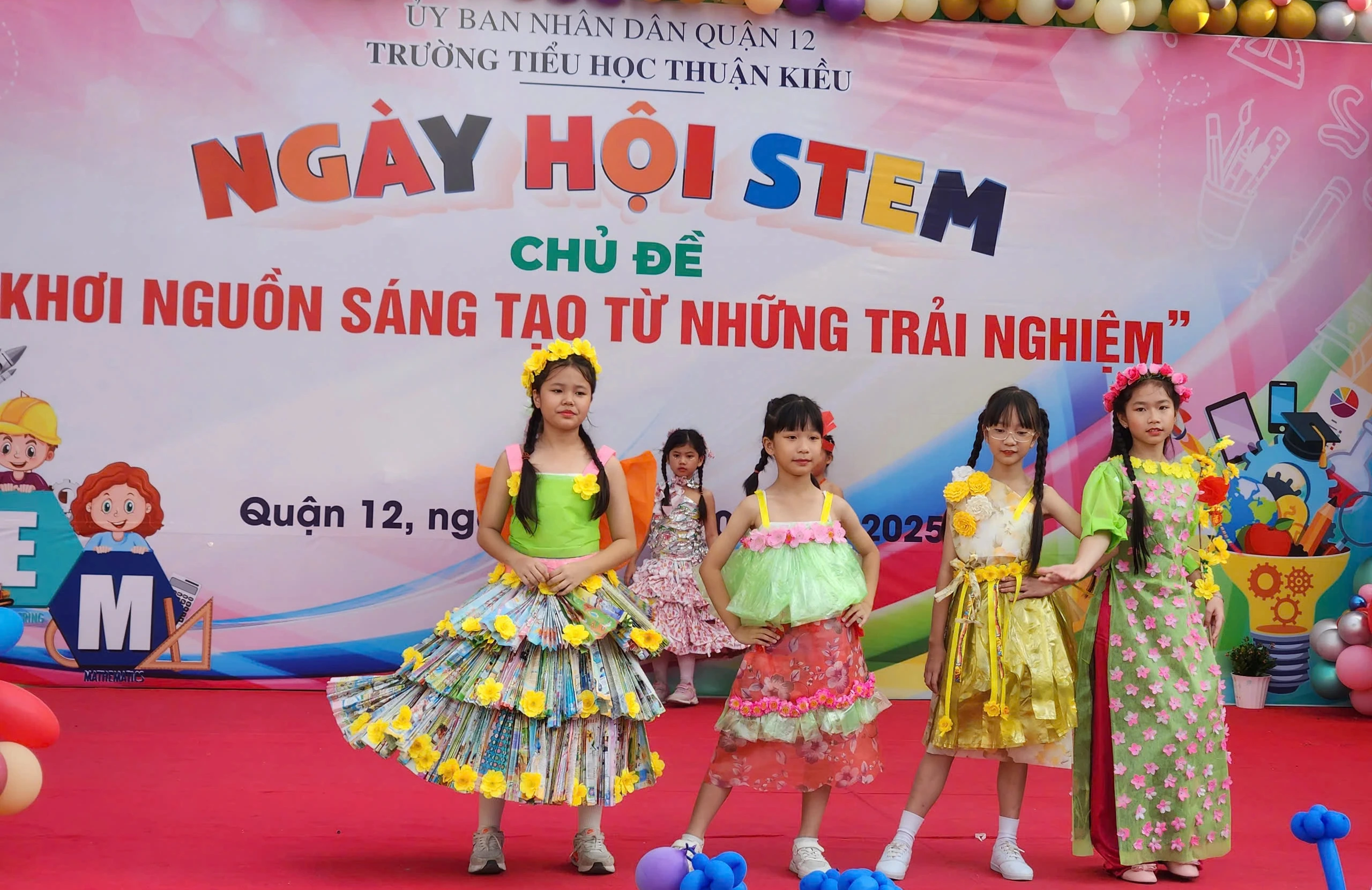 Trước Tết Nguyên đán, học sinh làm pháo hoa giấy, vẽ lì xì