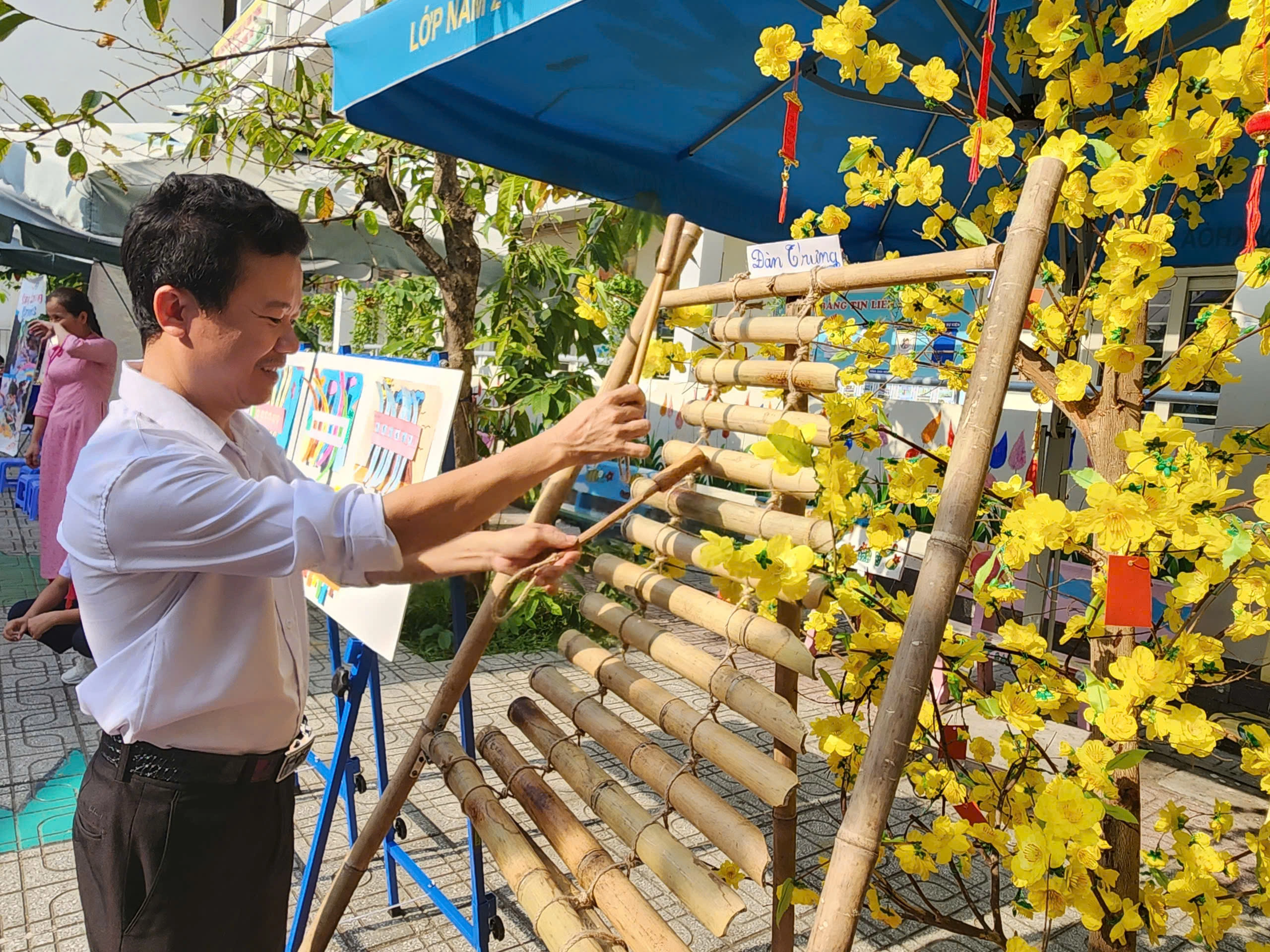 Trước Tết Nguyên đán, học sinh làm pháo hoa giấy, vẽ lì xì