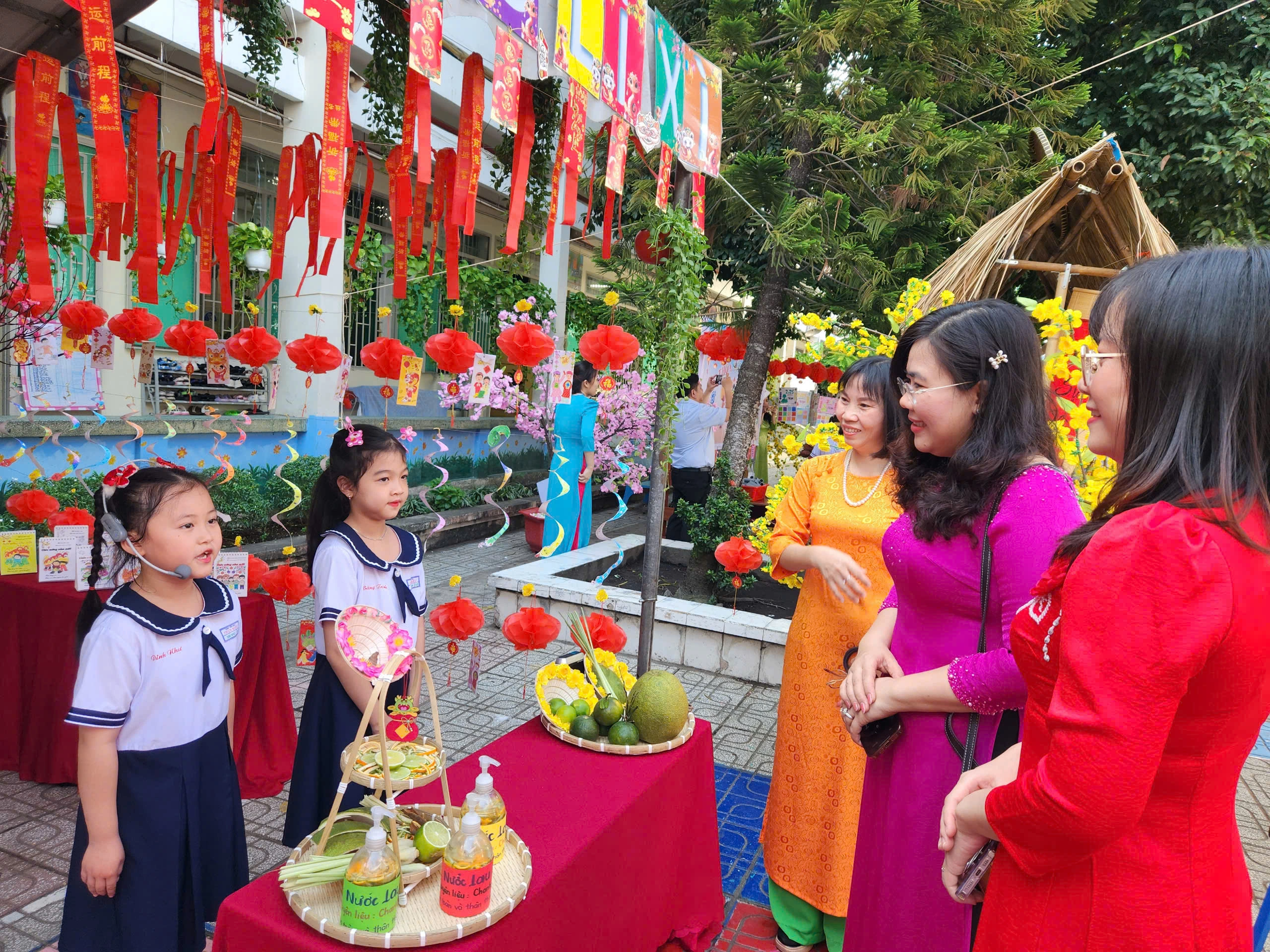 Trước Tết Nguyên đán, học sinh làm pháo hoa giấy, vẽ lì xì