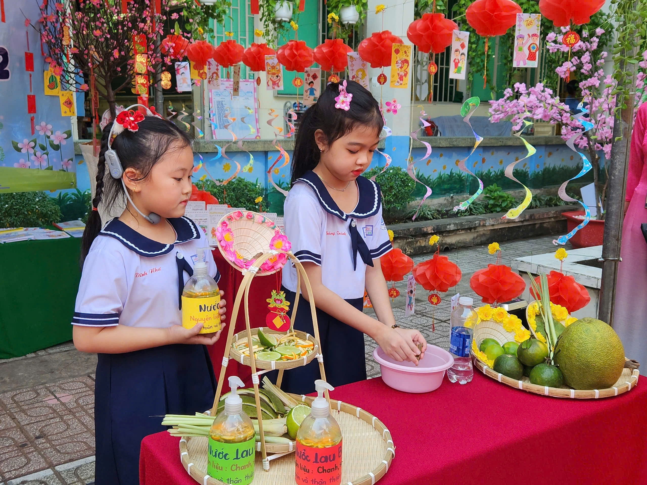 Trước Tết Nguyên đán, học sinh làm pháo hoa giấy, vẽ lì xì