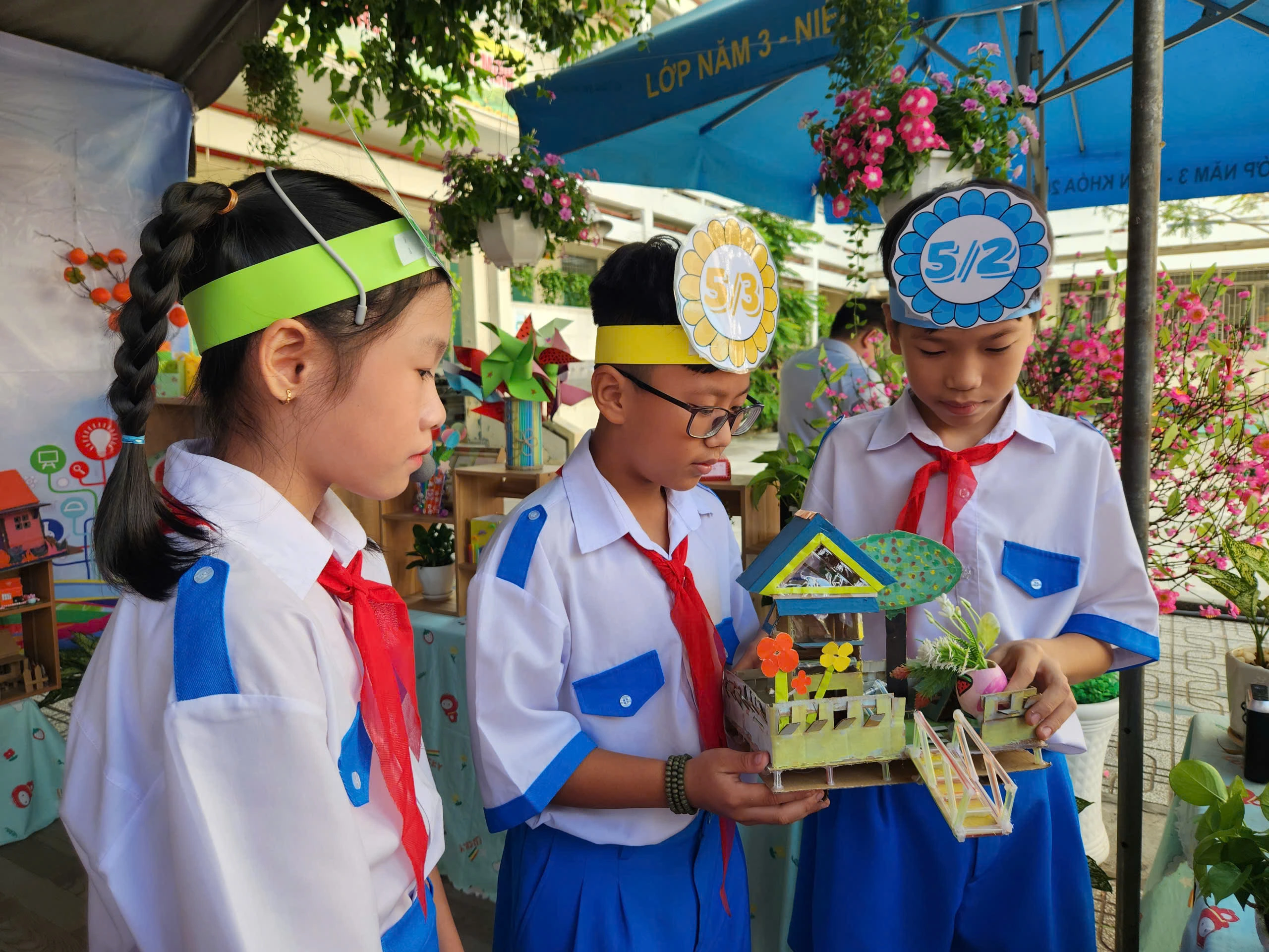 Trước Tết Nguyên đán, học sinh làm pháo hoa giấy, vẽ lì xì