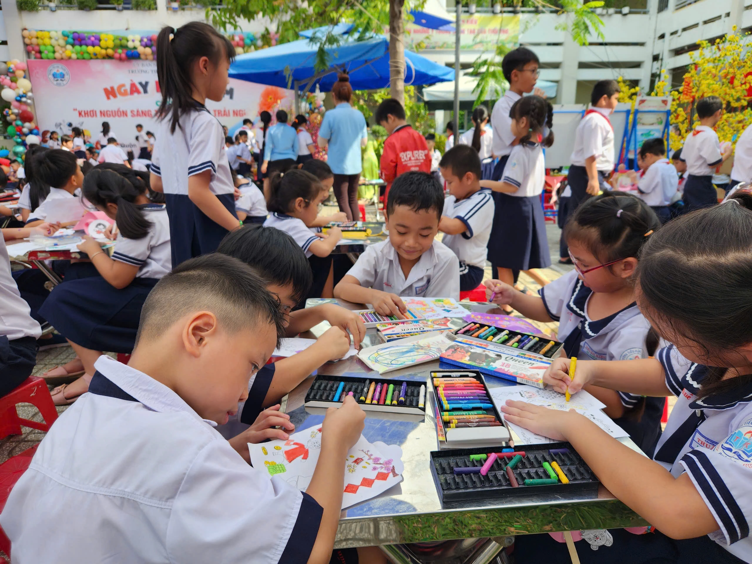 Trước Tết Nguyên đán, học sinh làm pháo hoa giấy, vẽ lì xì