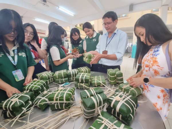 Trước khi nghỉ Tết Nguyên đán, học sinh đến trường học gì?