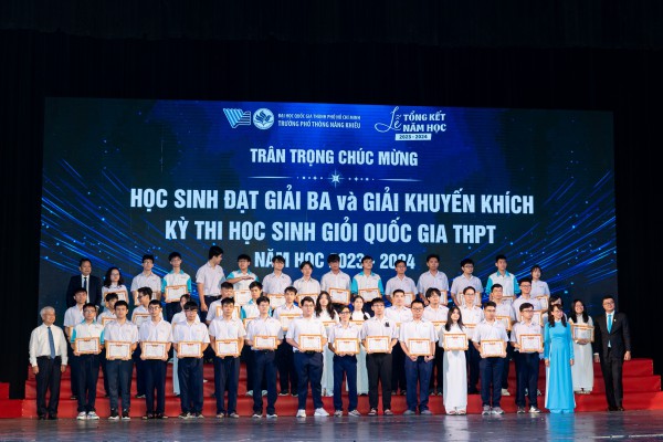 Trường Phổ thông Năng khiếu trao hàng trăm giải thưởng quốc gia, quốc tế cho học sinh