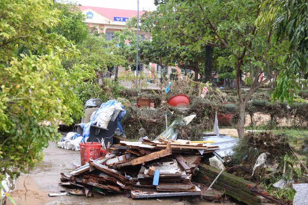 Trường THPT Lê Trung Kiên tan hoang sau lũ, nỗi lo an toàn cho học sinh Trường THPT Lê Trung Kiên tan hoang sau lũ, nỗi lo an toàn cho học sinh