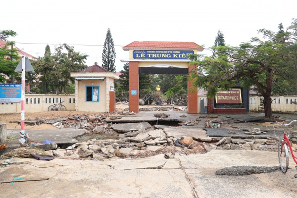 Trường THPT Lê Trung Kiên tan hoang sau lũ, nỗi lo an toàn cho học sinh Trường THPT Lê Trung Kiên tan hoang sau lũ, nỗi lo an toàn cho học sinh