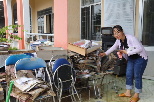 Trường THPT Lê Trung Kiên tan hoang sau lũ, nỗi lo an toàn cho học sinh Trường THPT Lê Trung Kiên tan hoang sau lũ, nỗi lo an toàn cho học sinh
