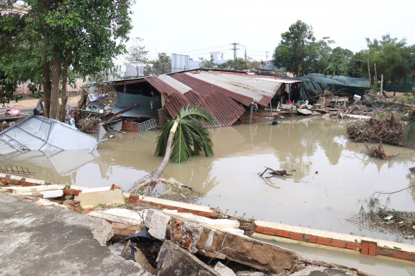 Trường THPT Lê Trung Kiên tan hoang sau lũ, nỗi lo an toàn cho học sinh Trường THPT Lê Trung Kiên tan hoang sau lũ, nỗi lo an toàn cho học sinh