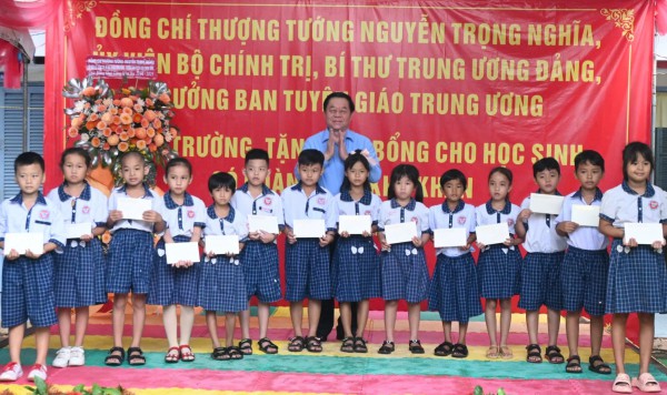 Trưởng ban Tuyên giáo T.Ư Nguyễn Trọng Nghĩa trao học bổng học sinh nghèo Tiền Giang