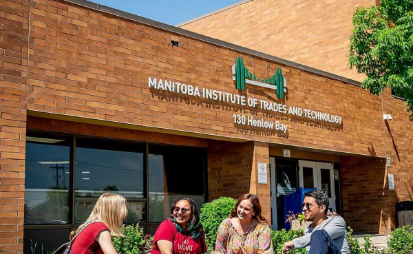 Trường công đóng cửa vì chính sách du học của Canada Trường công đóng cửa vì chính sách du học của Canada