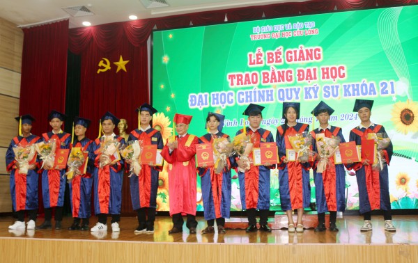Trường ĐH Cửu Long trao bằng kỹ sư cho lưu học sinh Lào