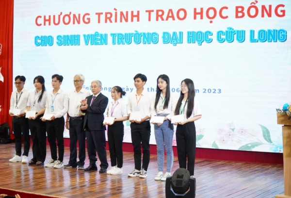Trường ĐH Cửu Long trao học bổng trị giá 146 triệu đồng cho 25 sinh viên giỏi Trường ĐH Cửu Long trao học bổng trị giá 146 triệu đồng cho 25 sinh viên giỏi