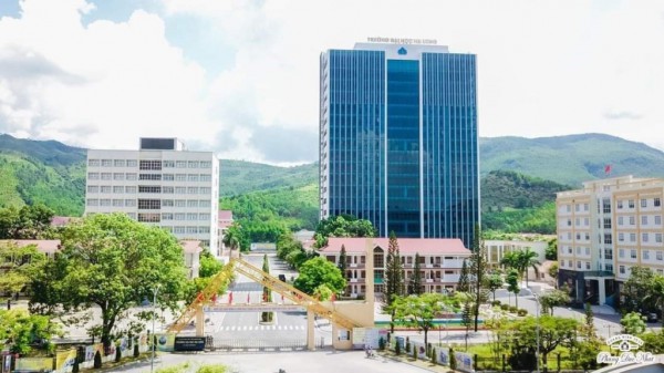 Trường ĐH Hạ Long nhận đỡ đầu nạn nhân mất 4 người thân trong vụ lật tàu Trường ĐH Hạ Long nhận đỡ đầu nạn nhân mất 4 người thân trong vụ lật tàu