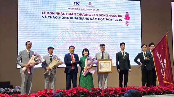 Trường ĐH Yersin Đà Lạt nhận Huân chương Lao động hạng ba Trường ĐH Yersin Đà Lạt nhận Huân chương Lao động hạng ba