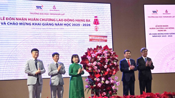 Trường ĐH Yersin Đà Lạt nhận Huân chương Lao động hạng ba Trường ĐH Yersin Đà Lạt nhận Huân chương Lao động hạng ba
