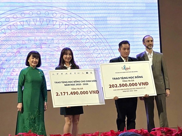 Trường ĐH Yersin Đà Lạt nhận Huân chương Lao động hạng ba Trường ĐH Yersin Đà Lạt nhận Huân chương Lao động hạng ba