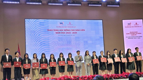 Trường ĐH Yersin Đà Lạt nhận Huân chương Lao động hạng ba Trường ĐH Yersin Đà Lạt nhận Huân chương Lao động hạng ba