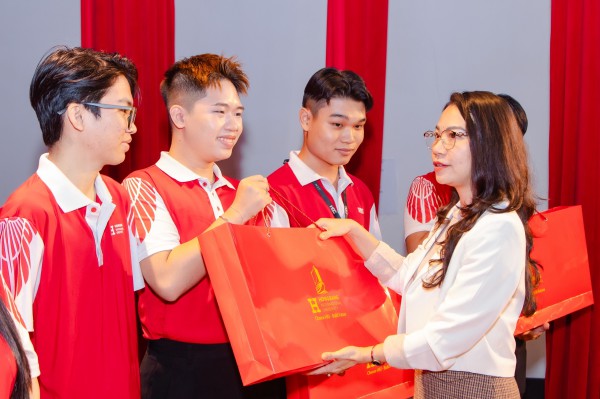 Trường ĐH chi hàng tỉ đồng tặng quà, lì xì dịp tết Nguyên đán cho sinh viên Trường ĐH chi hàng tỉ đồng tặng quà, lì xì dịp tết Nguyên đán cho sinh viên