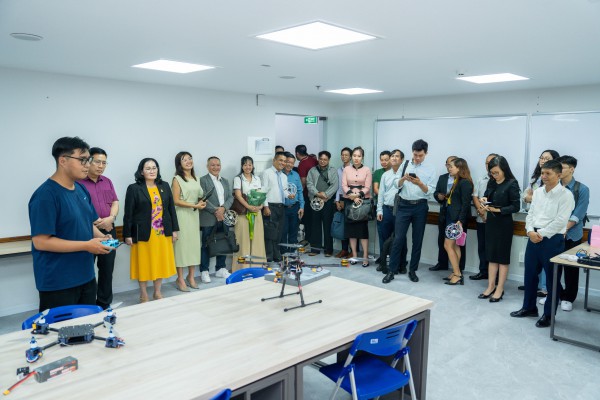 Trường ĐH đưa vào 3 phòng thí nghiệm công nghệ cao phục vụ nghiên cứu, giảng dạy Trường ĐH đưa vào 3 phòng thí nghiệm công nghệ cao phục vụ nghiên cứu, giảng dạy