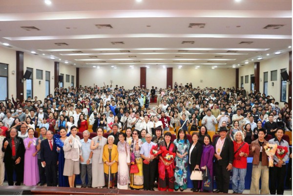 Trường Đại học Công Nghệ Sài Gòn đón tiếp và giao lưu đoàn làm phim Mưa Đỏ