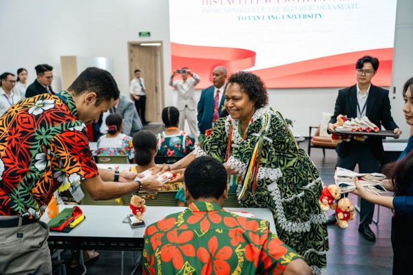 Trường đại học Văn Lang đón tiếp Thủ tướng Cộng hòa Vanuatu - Tăng cường hợp tác giáo dục quốc tế Trường đại học Văn Lang đón tiếp Thủ tướng Cộng hòa Vanuatu - Tăng cường hợp tác giáo dục quốc tế