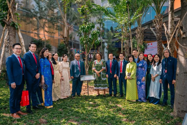 Trường đại học Văn Lang đón tiếp Thủ tướng Cộng hòa Vanuatu - Tăng cường hợp tác giáo dục quốc tế Trường đại học Văn Lang đón tiếp Thủ tướng Cộng hòa Vanuatu - Tăng cường hợp tác giáo dục quốc tế