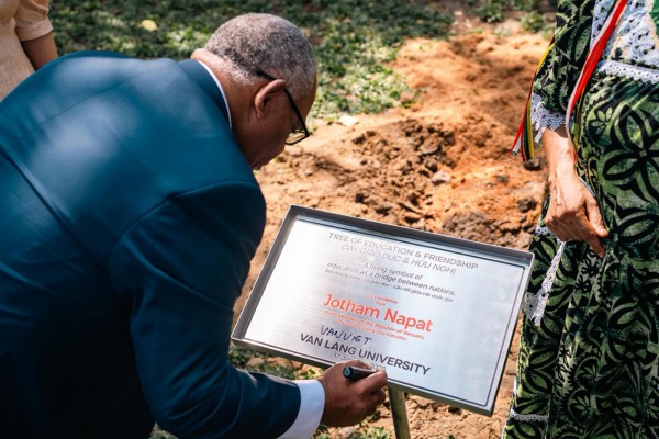 Trường đại học Văn Lang đón tiếp Thủ tướng Cộng hòa Vanuatu - Tăng cường hợp tác giáo dục quốc tế Trường đại học Văn Lang đón tiếp Thủ tướng Cộng hòa Vanuatu - Tăng cường hợp tác giáo dục quốc tế