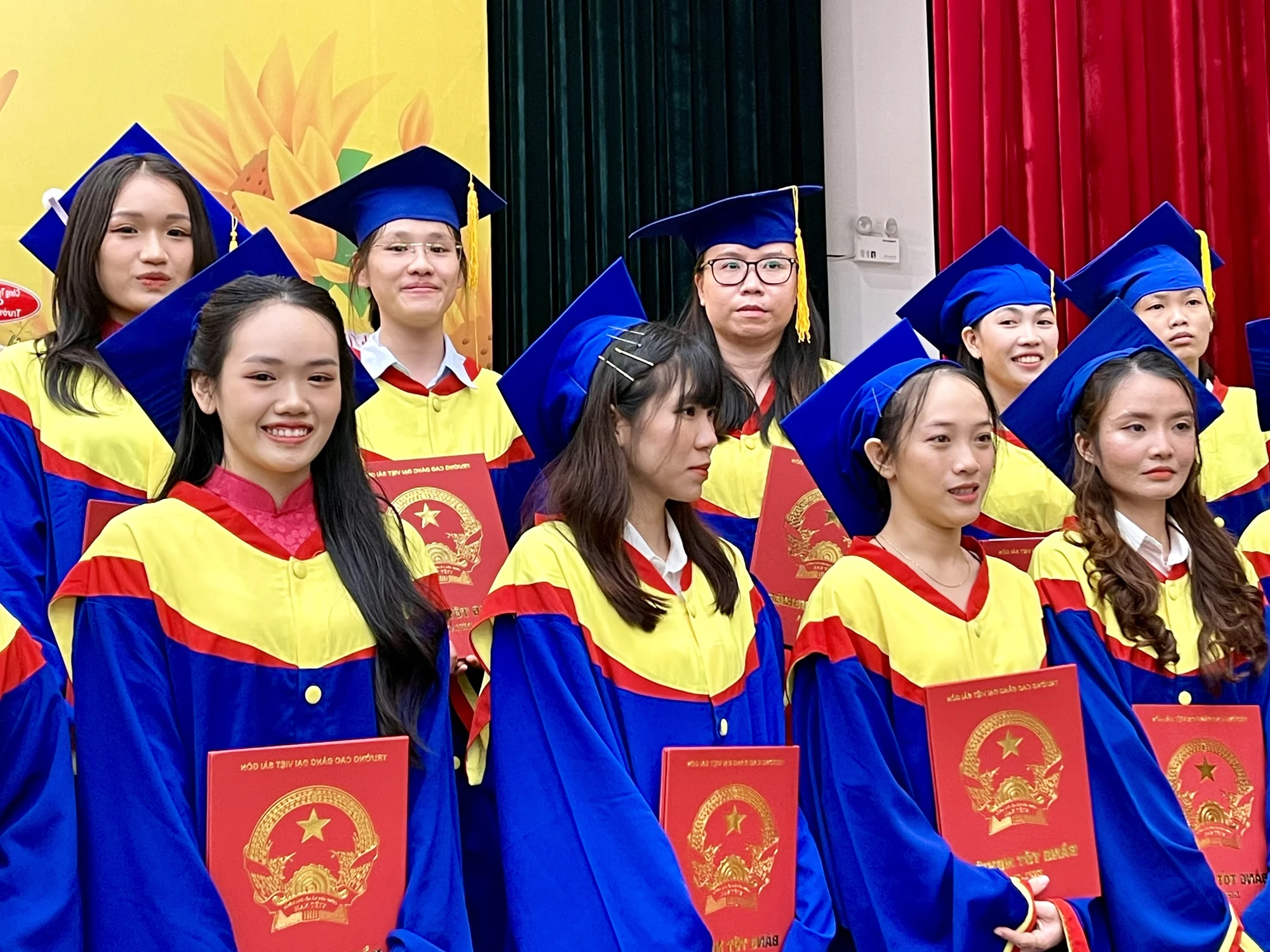 Trường đại học thu lệ phí xét tốt nghiệp là đúng hay sai?