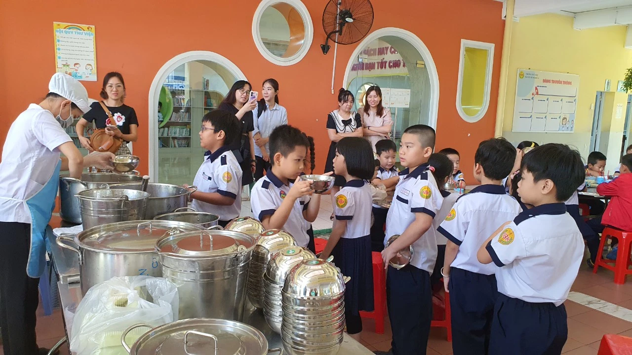 Trường học TP.HCM khuyến khích học sinh chấm điểm bữa ăn bán trú